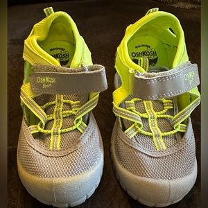 OshKosh Sandals - toddler size 9. BRAND NEW - never worn.